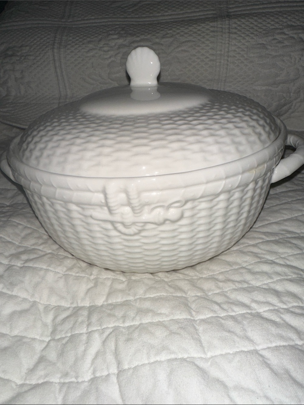 Wedgewood Nantucket Basketweave casserole and lid 10" diam vguc